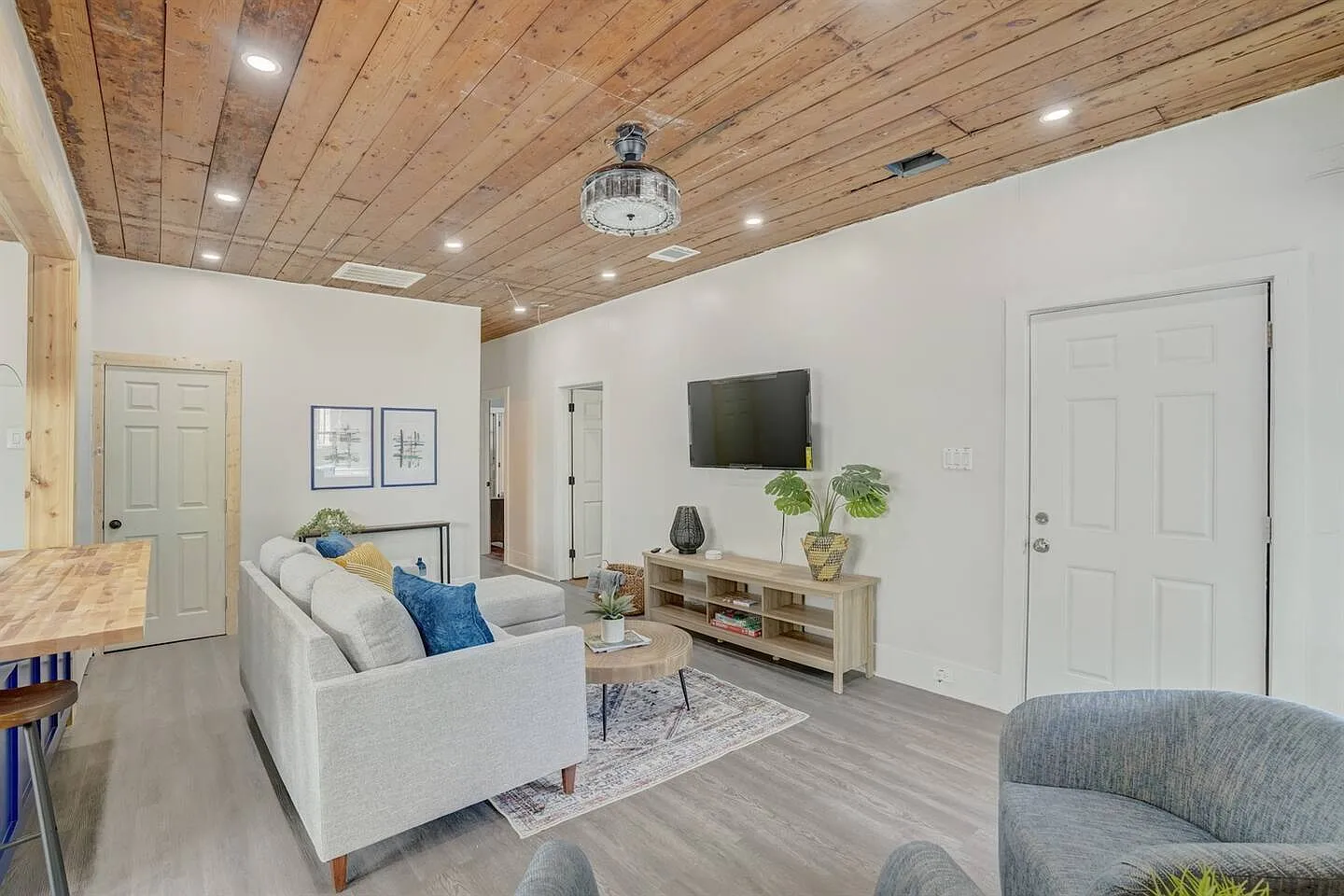 3 bed, $3,000 — Photo 2