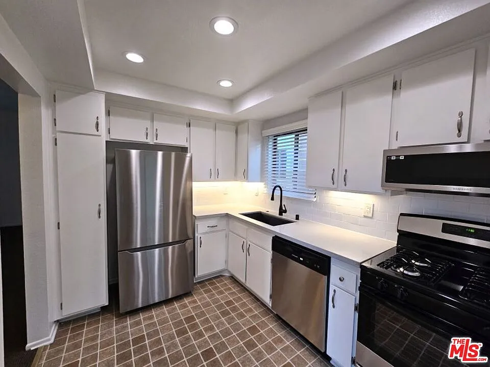 Building Photo - 2349 S Bentley Ave #8