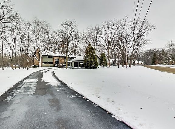 4th image of 801 N Hawthorne Ln