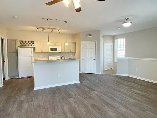 Kitchen/Dining Area Kitchen/Dining Area