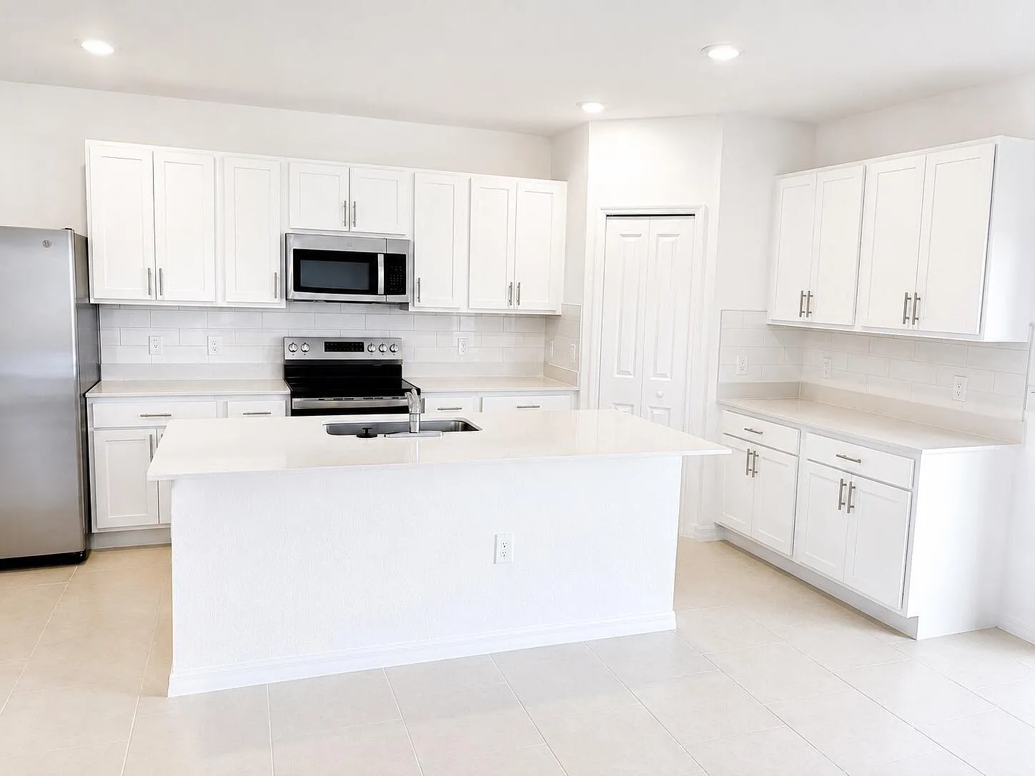 5 bed, 2.5 bath, 2112 sqft, $2,950 — Photo 2