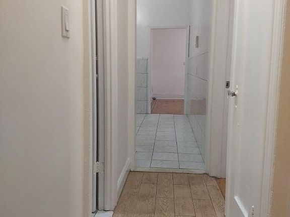3rd image of 1133 Waring Ave