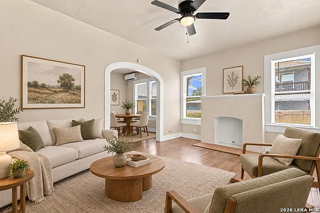 2 bed, 1.0 bath, 962 sqft, $1,600 — Photo 3