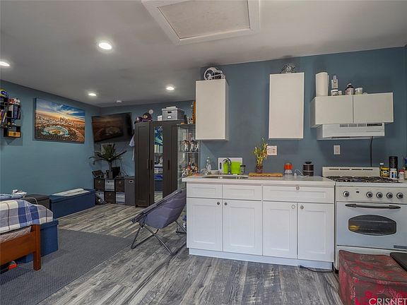 5th image of 8721 Tyrone Ave