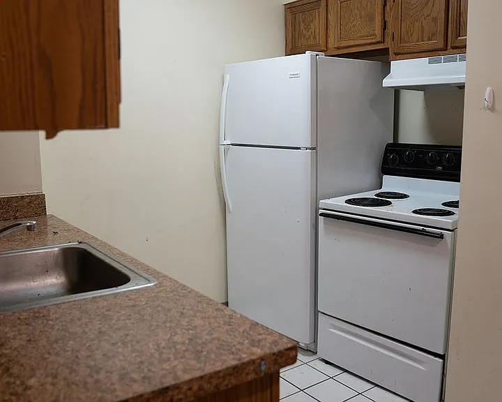 1669 Summit St #1675 — Photo 37