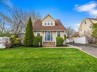 4 2nd St, Glenwood Landing, NY 11547