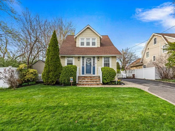 4 2nd Street, Glenwood Landing, NY 11547