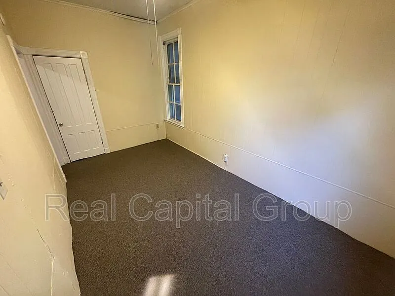 2 bed, 1.0 bath, $899 — Photo 2