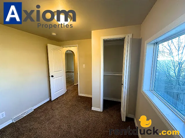 3 bedroom 1 bathroom home with large fenced yard! — Photo 13