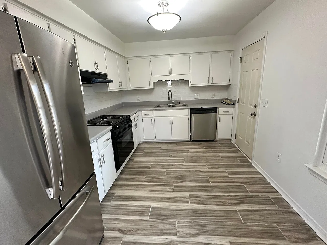 3 bed, 2.5 bath, 1600 sqft, $1,800 — Photo 4