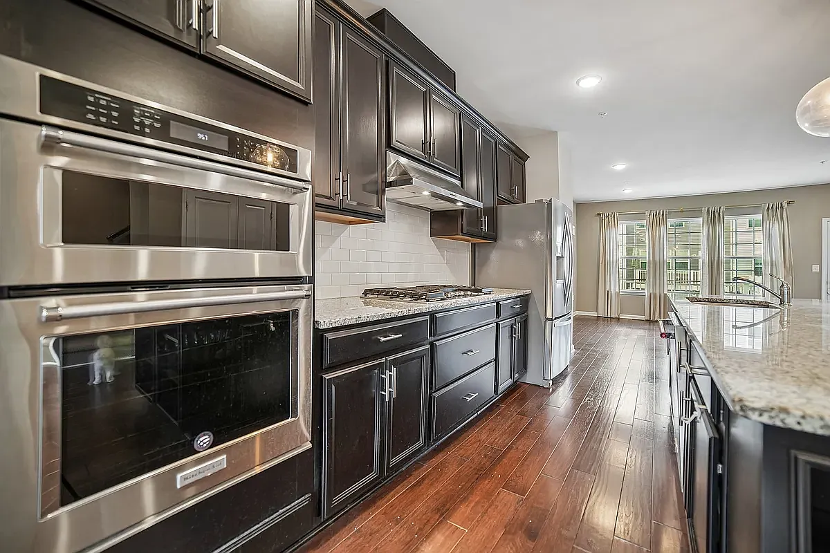 3 bed, 2.5 bath, 1935 sqft, $4,500 — Photo 3