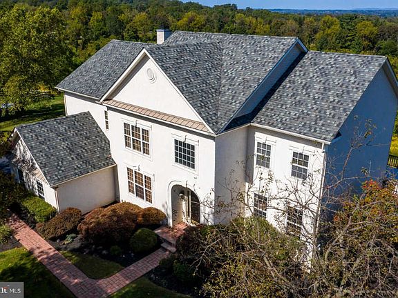 2nd image of 107 Beaufort Ct
