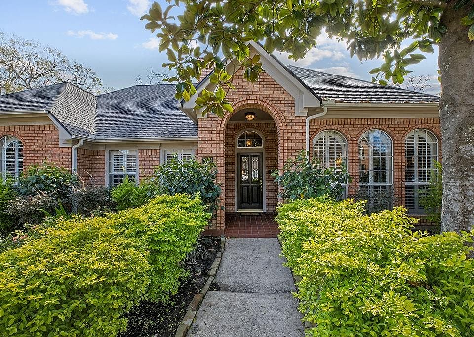 4314 Island Hills Drive located on a cul-de-sac in highly sought after Brookwood subdivision in Clear Lake.