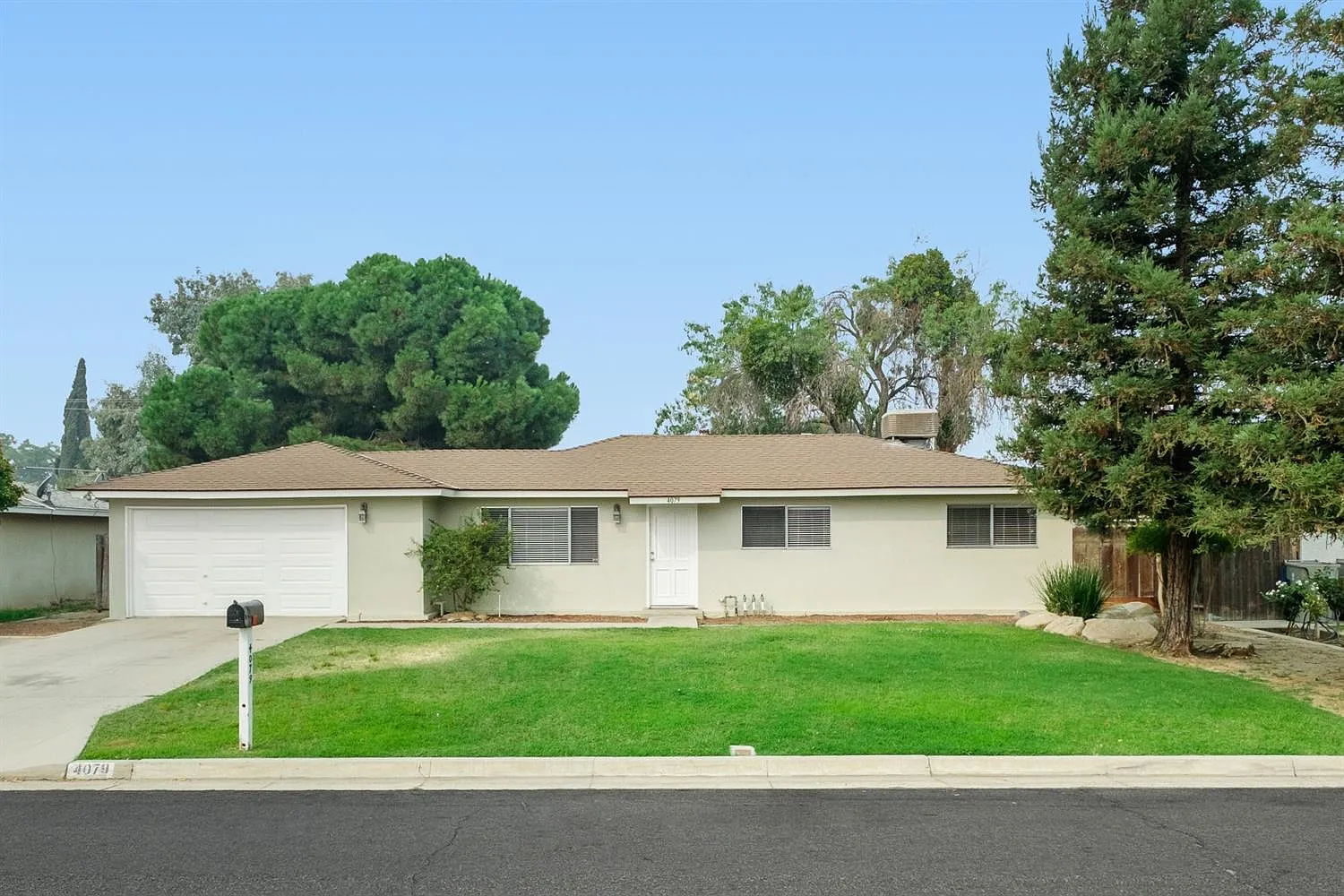 4079 N Sunnyside Ave photo 1