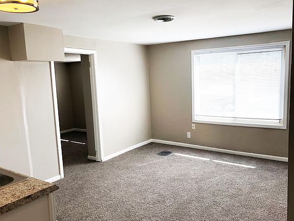 4th image of 3863 Farnam St APT 4