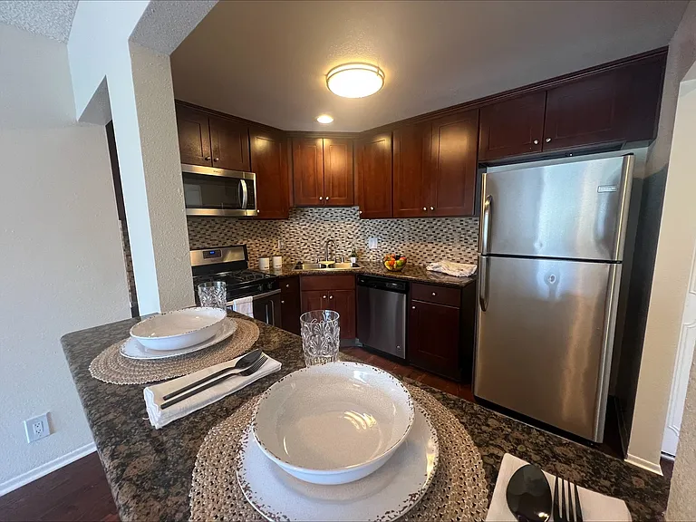 Versailles on the Lake Apartments — Photo 10