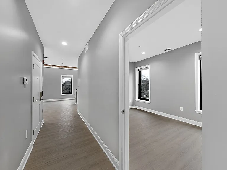 560 Madison Ave — Photo 12