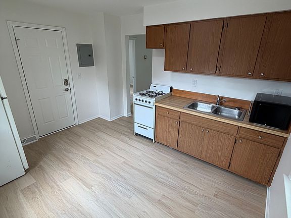 3rd image of 518 High St APT 4