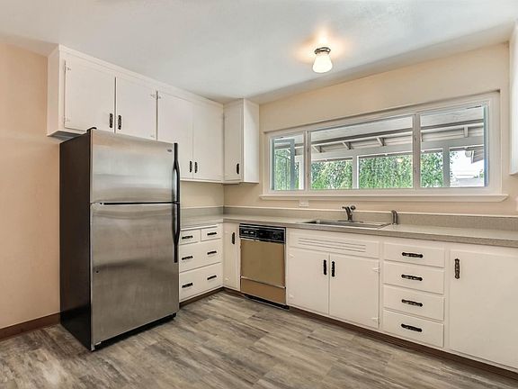 4th image of 3362 Geneva Dr