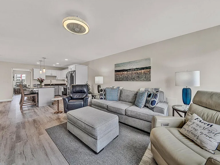 140 W Calhoun St — Photo 16