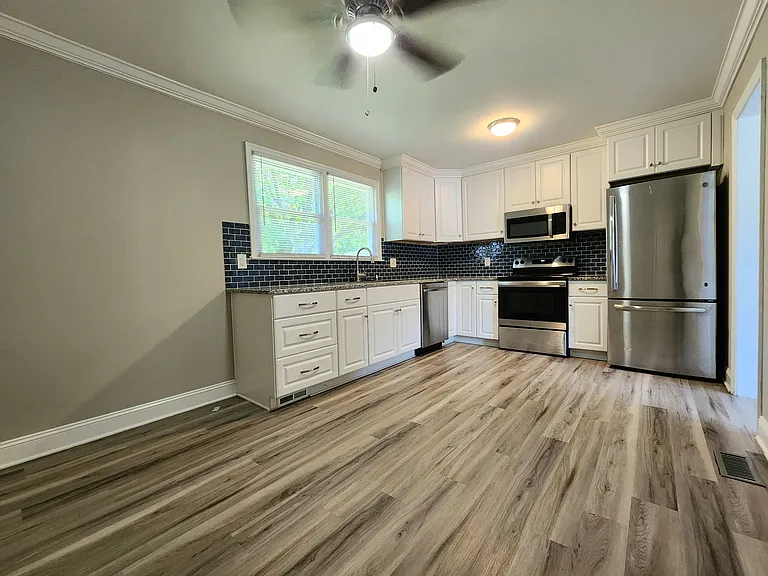 445 Summerland Dr — Photo 7