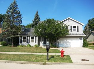 128 Lorraine Dr, Lake Zurich, IL 60047