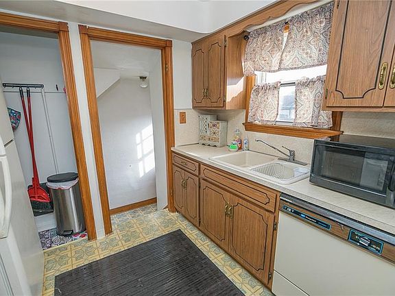 3rd image of 7514 Dorothy Ave