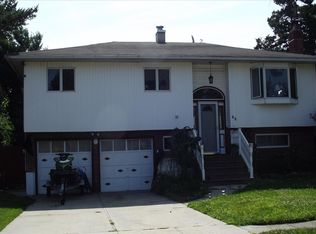 52 Lafayette St, Copiague, NY 11726