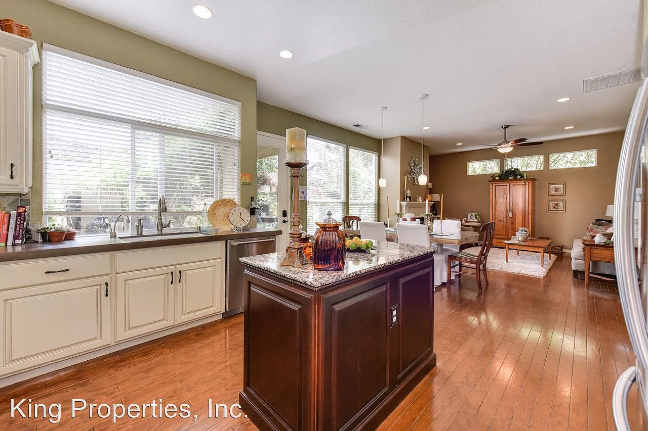 1516 Portola St photo 1