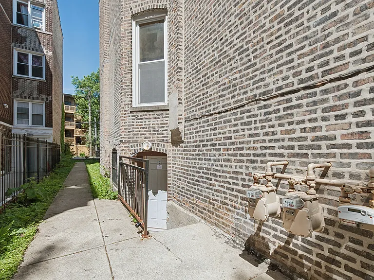 1404 S Hamlin Ave #G — Photo 2