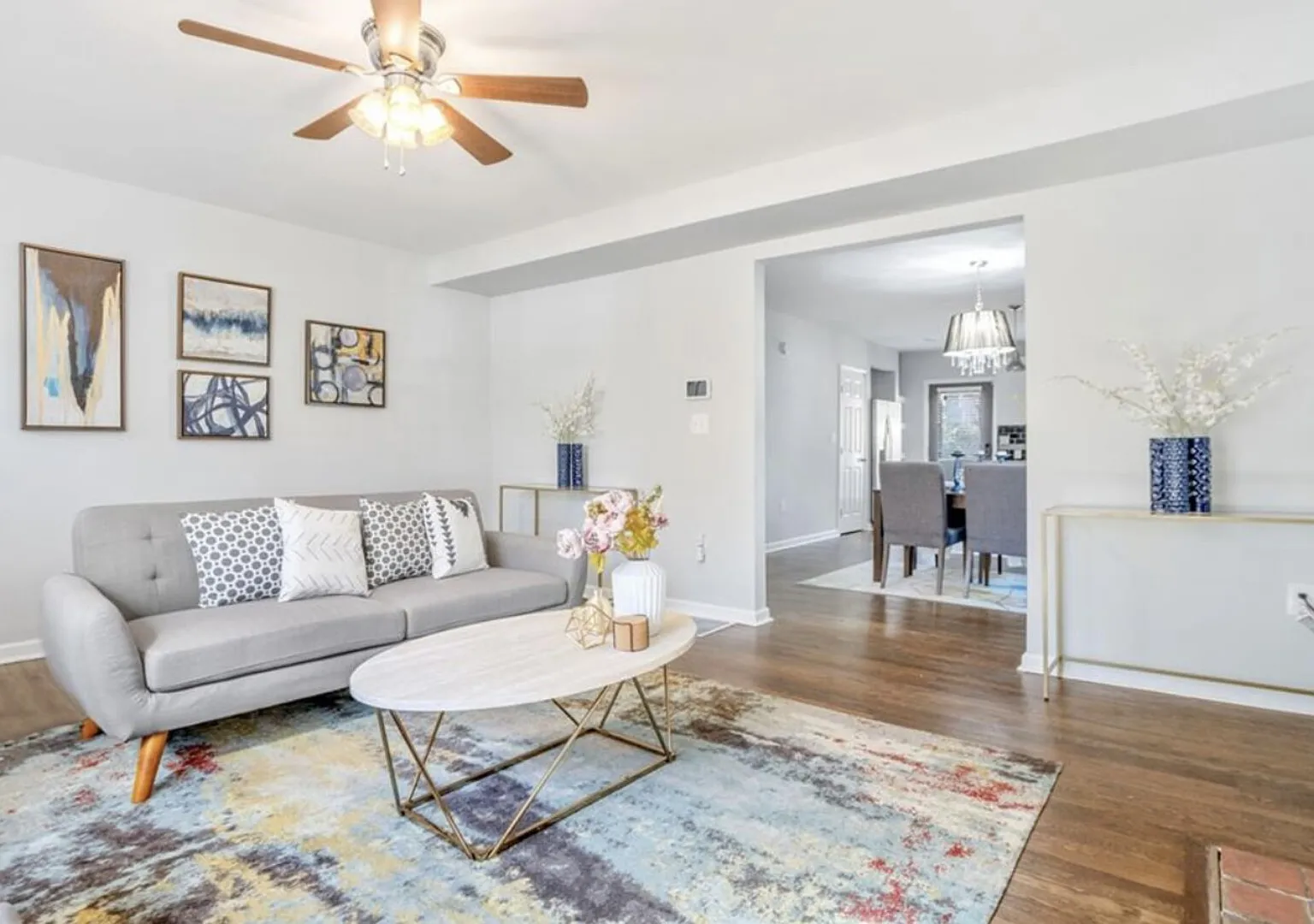 Cheerful 3 Bedroom Home with a Beautiful Backyard Fire-pit — Photo 3