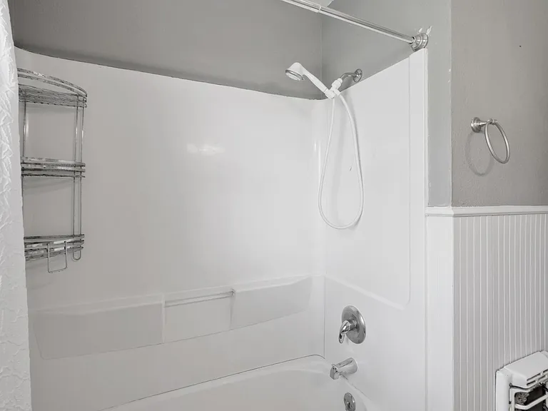 1050 Ponder St — Photo 3