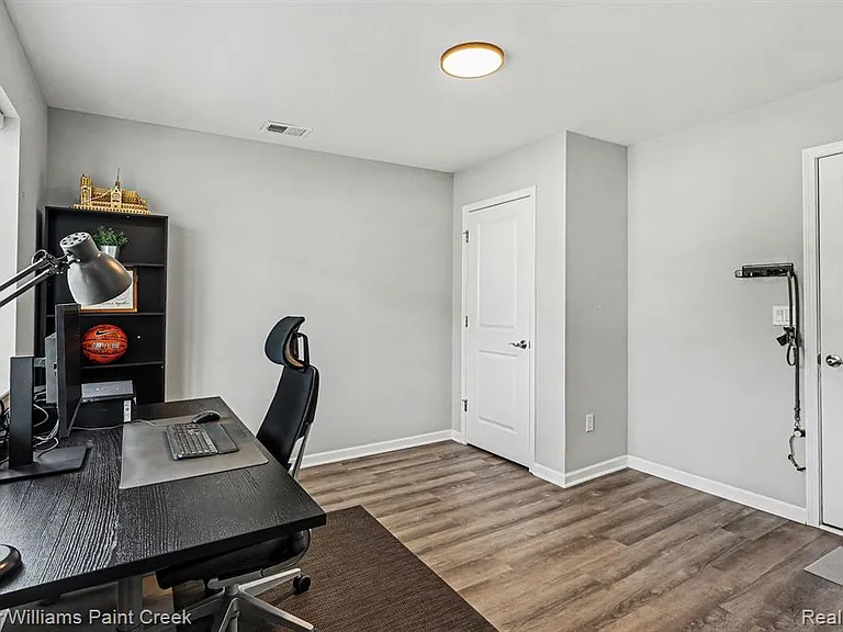 750 Huntley Ln — Photo 6