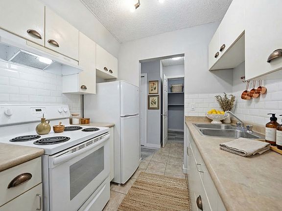 5th image of 205 Avenue N S