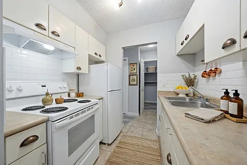 205 Avenue N S Photo 1