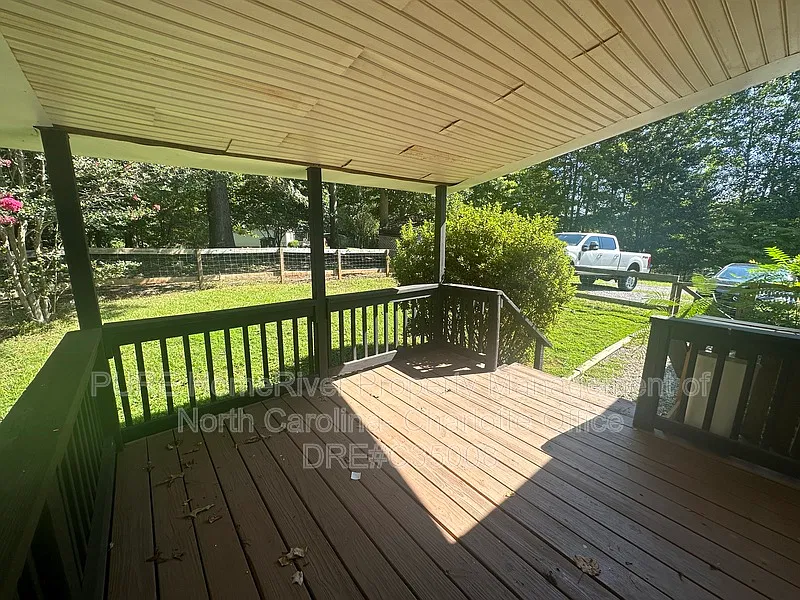 3 bed, 2.0 bath, 1200 sqft, $1,800 — Photo 4