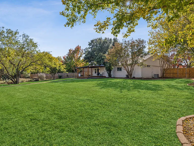 849 N Riverside Dr — Photo 24