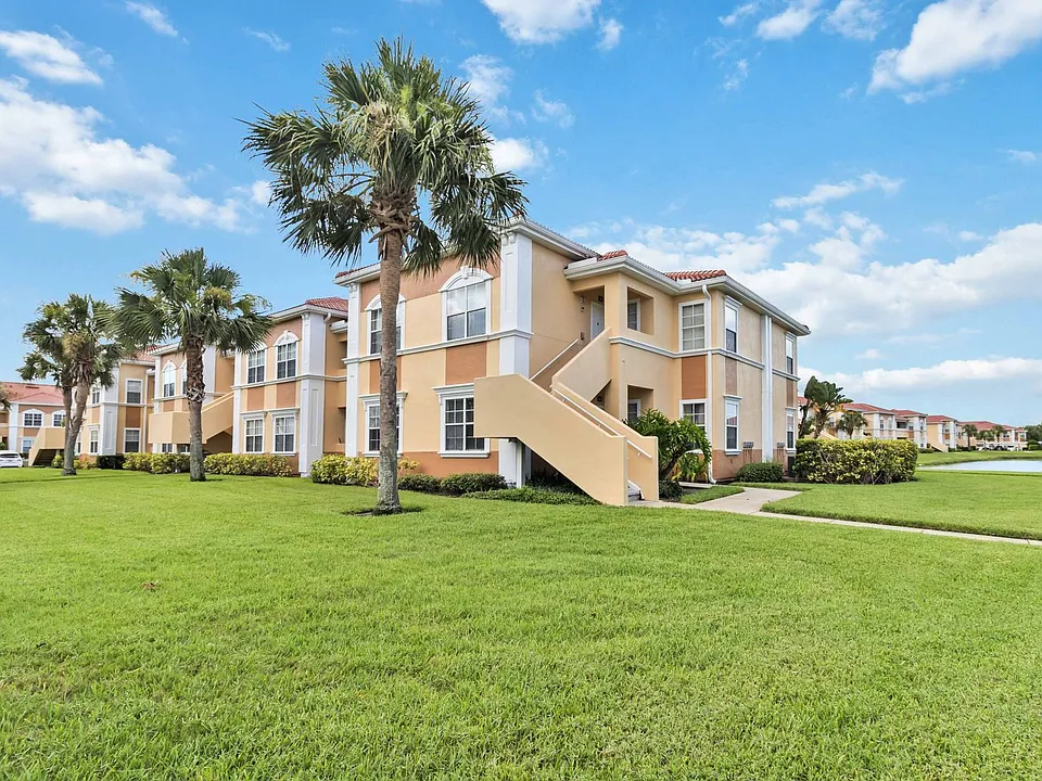 2950 Viscaya Pl #104