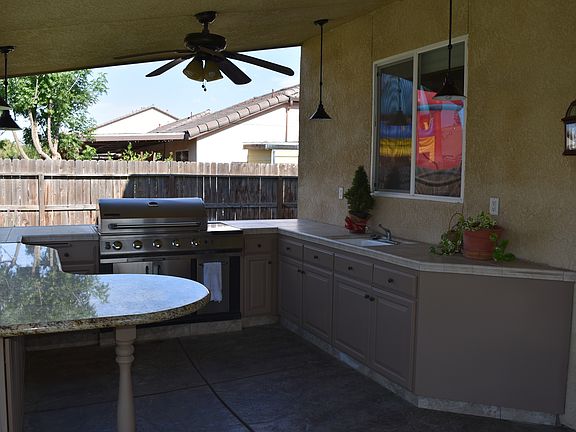 Outdoor BBQ & Kitchen Area
