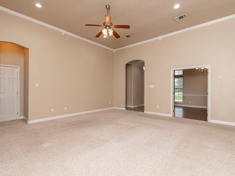 1401 Saxon Cir — Photo 3