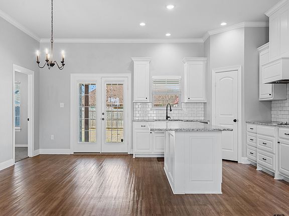 4th image of 421 Laura Ln