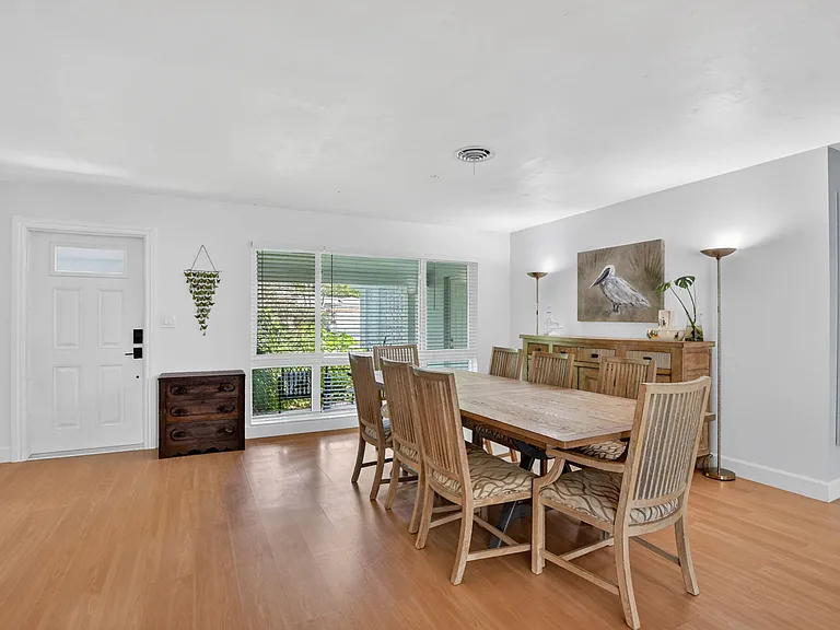 807 SW 3rd St — Photo 9