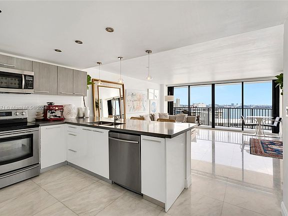 3rd image of 1450 Brickell Bay Dr APT 1902