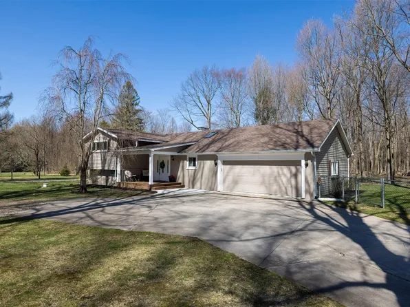 6024 Red Pine Ln, Erie, PA 16506