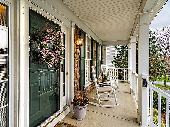 3rd image of 518 Emerson Cir