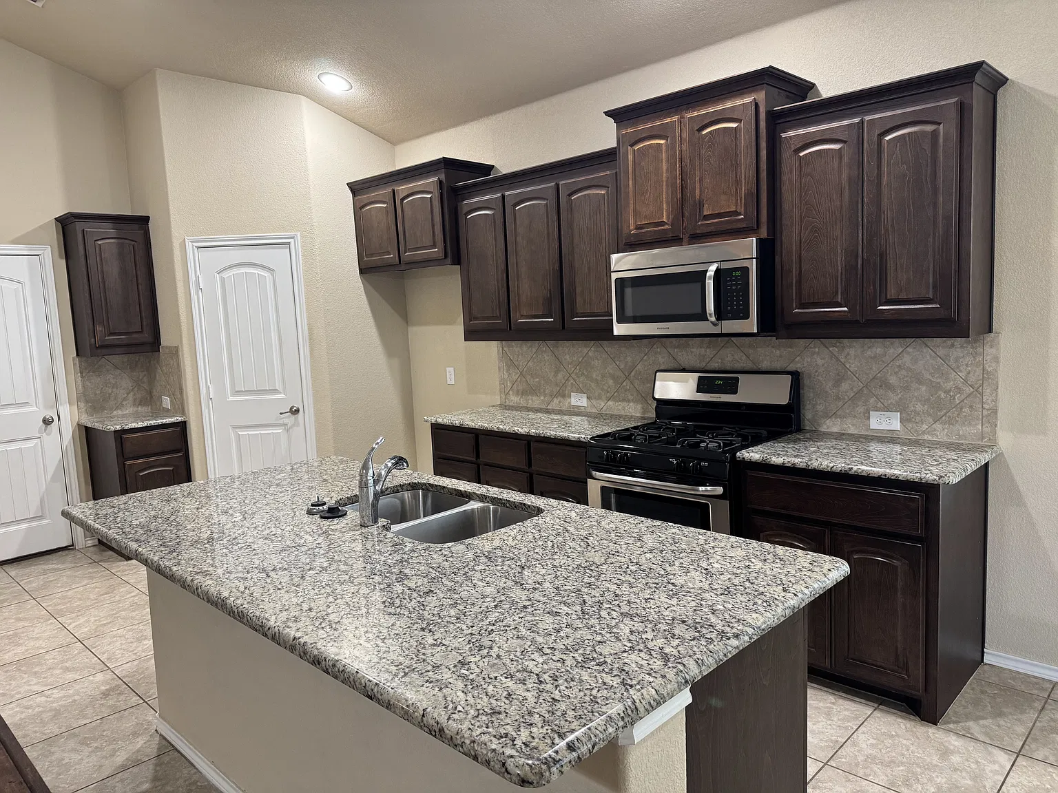 4 bed, 1768 sqft, $2,200 — Photo 3
