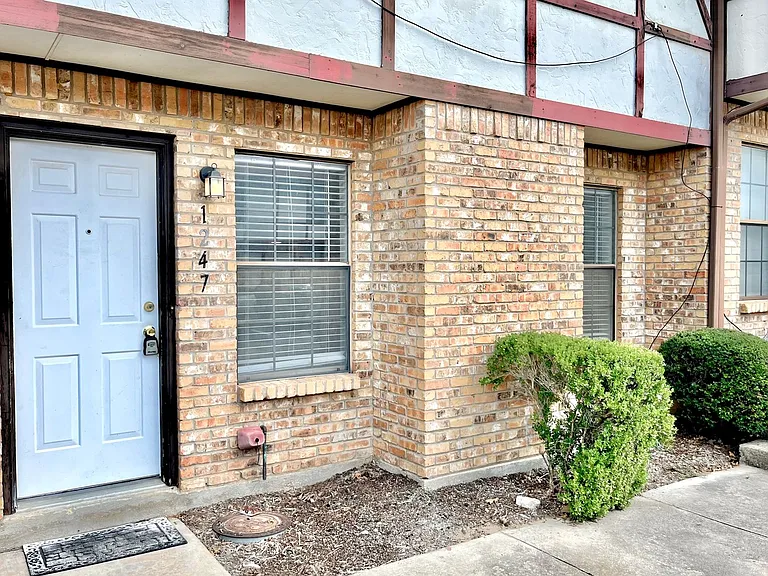 1247 Dallas Dr — Photo 1