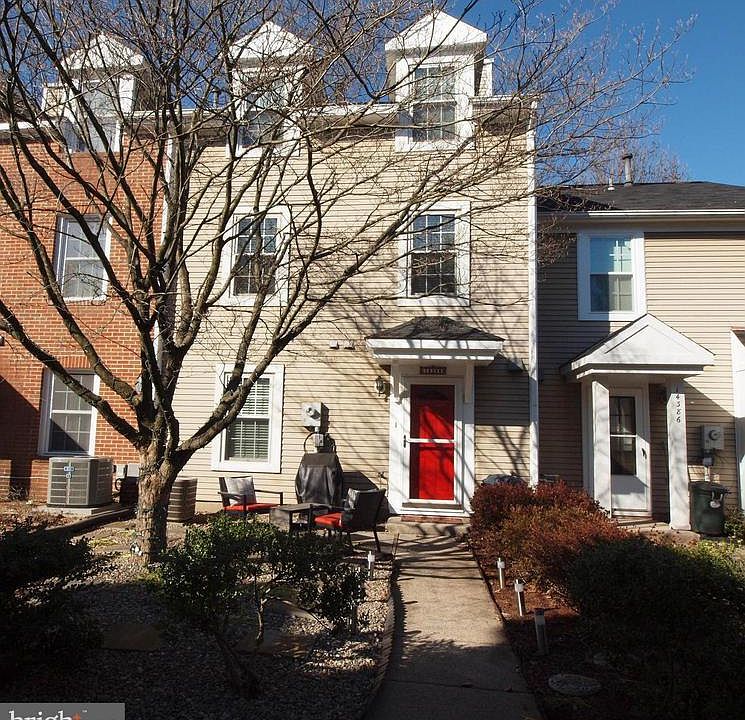 Front Patio Welcomes You to This 2 Bedroom Home!