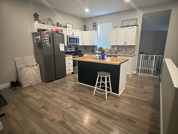 5th image of 328 Hoffmeister Ave