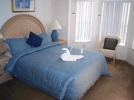 TM4P336TC-queen-master-bedroom